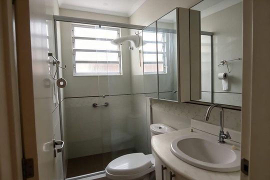 Banheiro social de apartamento para alugar com 2 quartos, 38m² em Menino Deus, Porto Alegre