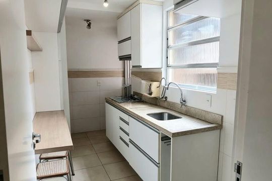 Cozinha de apartamento para alugar com 2 quartos, 38m² em Menino Deus, Porto Alegre