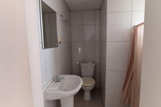 Banheiro social de apartamento para alugar com 2 quartos, 38m² em Menino Deus, Porto Alegre