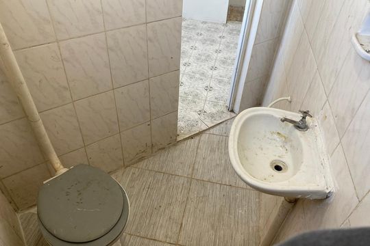 Banheiro de kitnet/studio para alugar com 1 quarto, 36m² em Cavalcanti, Rio de Janeiro