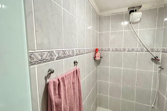 Banheiro de apartamento à venda com 2 quartos, 53m² em Jardim Flor da Montanha, Guarulhos