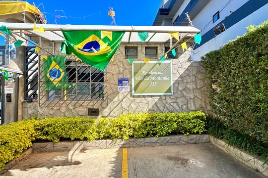 Placa instalada na fachada do imóvel de apartamento à venda com 2 quartos, 53m² em Jardim Flor da Montanha, Guarulhos