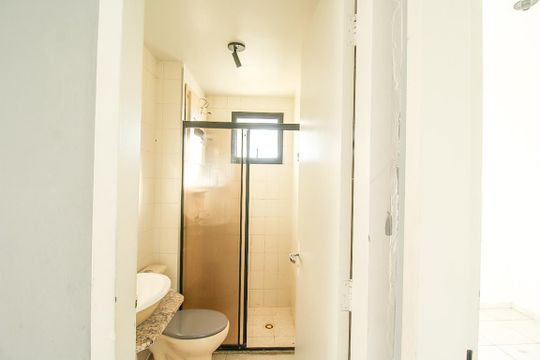 Banheiro de apartamento para alugar com 2 quartos, 46m² em Conjunto Residencial Vista Verde, São Paulo