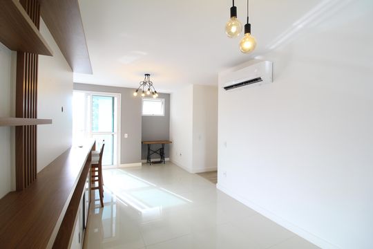 Sala de apartamento para alugar com 2 quartos, 80m² em Barra Olímpica, Rio de Janeiro