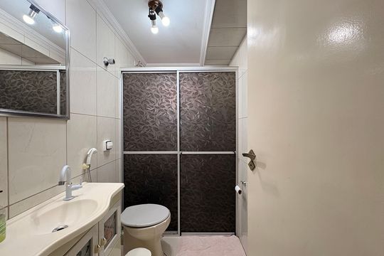 Banheiro de apartamento à venda com 2 quartos, 64m² em Vila Valparaíso, Santo André
