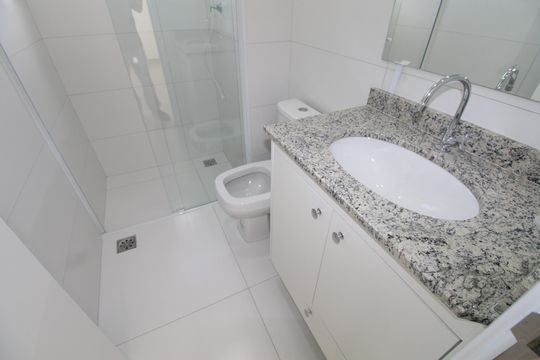 Banheiro da Suíte de apartamento para alugar com 3 quartos, 62m² em Conjunto Residencial Flamboyant, São José dos Campos