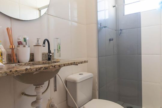 Banheiro de apartamento para alugar com 2 quartos, 47m² em Arsenal, São Gonçalo