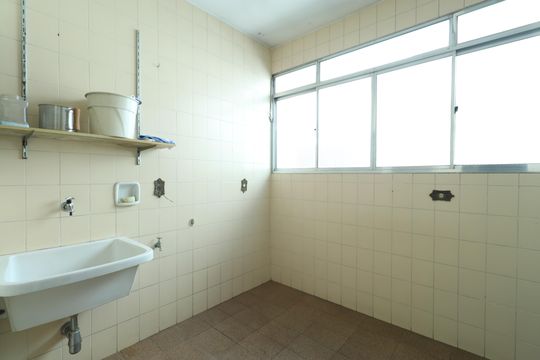 Área e banheiro de Serviço  de apartamento à venda com 2 quartos, 91m² em Lapa, São Paulo