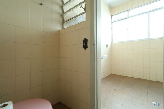 Área e banheiro de Serviço  de apartamento à venda com 2 quartos, 91m² em Lapa, São Paulo
