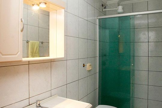 Banheiro de apartamento para alugar com 1 quarto, 46m² em Menino Deus, Porto Alegre