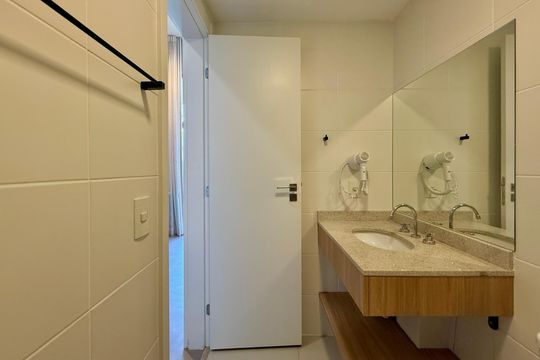 Banheiro de apartamento à venda com 1 quarto, 27m² em Jardim das Acacias, São Paulo