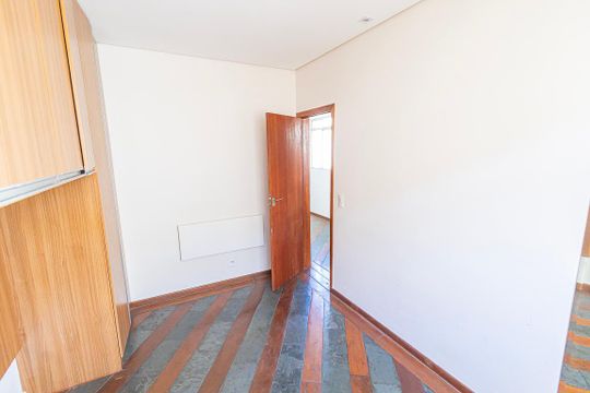 Quarto 2 de apartamento para alugar com 2 quartos, 52m² em São João Batista, Belo Horizonte