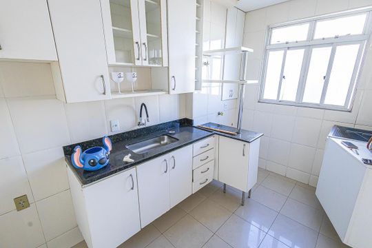 Cozinha de apartamento para alugar com 2 quartos, 52m² em São João Batista, Belo Horizonte