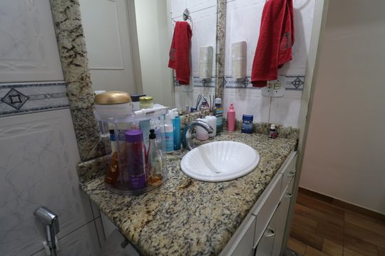 Banheiro de apartamento à venda com 3 quartos, 58m² em Praia da Bandeira, Rio de Janeiro