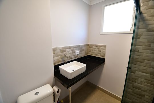 Banheiro de apartamento à venda com 2 quartos, 48m² em Vila Helena, Campinas
