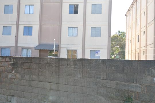 Fachada do bloco / Placa de apartamento à venda com 2 quartos, 48m² em Vila Helena, Campinas