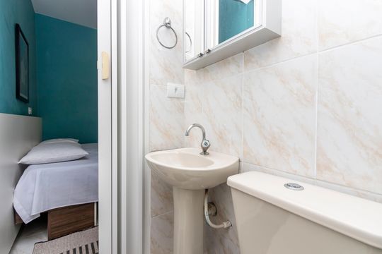 Banheiro de kitnet/studio para alugar com 1 quarto, 20m² em Santo Amaro, São Paulo