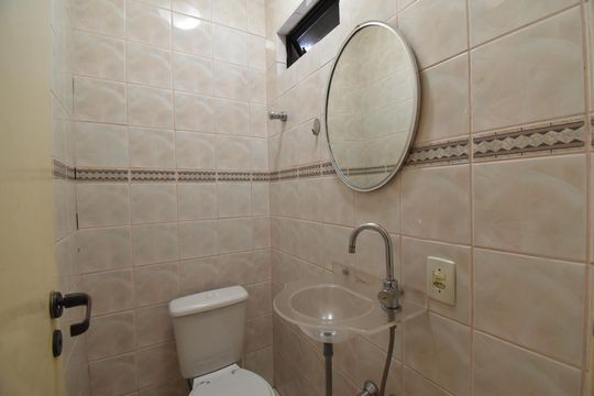 Lavabo de apartamento para alugar com 1 quarto, 109m² em Cabral, Curitiba