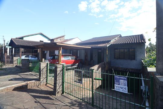 Fachada de casa à venda com 3 quartos, 182m² em Estância Velha, Canoas