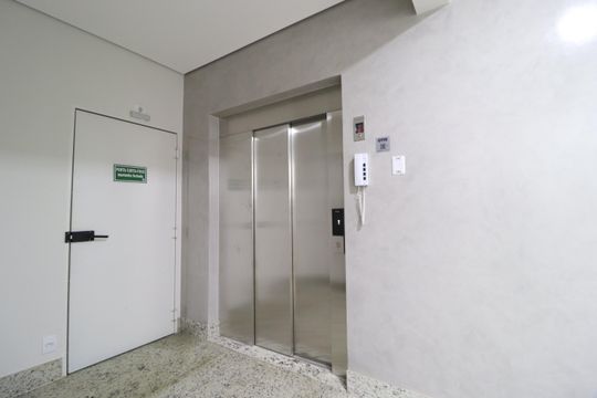 Elevador de apartamento para alugar com 3 quartos, 82m² em Santa Mônica, Uberlândia