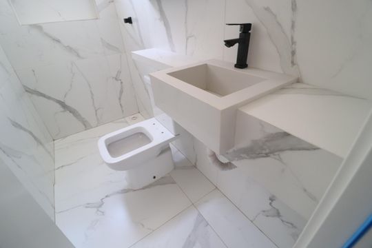 Banheiro do Quarto 3 de apartamento para alugar com 3 quartos, 82m² em Santa Mônica, Uberlândia