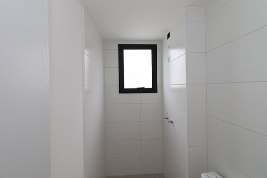 Banheiro de apartamento à venda com 2 quartos, 45m² em Lomba do Pinheiro, Porto Alegre