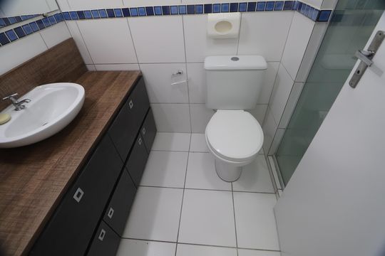Banheiro de apartamento para alugar com 2 quartos, 56m² em Fátima, Canoas
