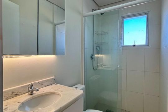 Banheiro social de apartamento para alugar com 2 quartos, 58m² em Medianeira, Porto Alegre