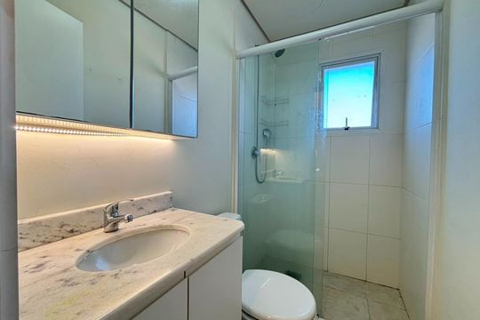 Banheiro social de apartamento para alugar com 2 quartos, 58m² em Medianeira, Porto Alegre