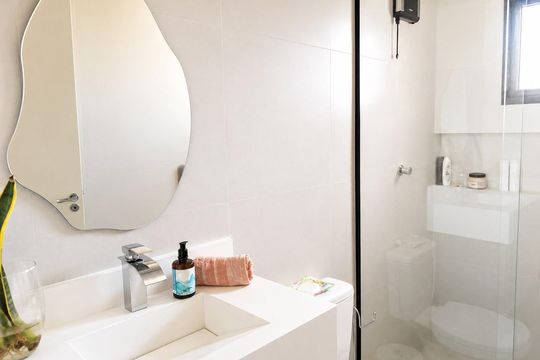 Banheiro de casa de condomínio à venda com 3 quartos, 164m² em Residencial das Flores, Várzea Paulista