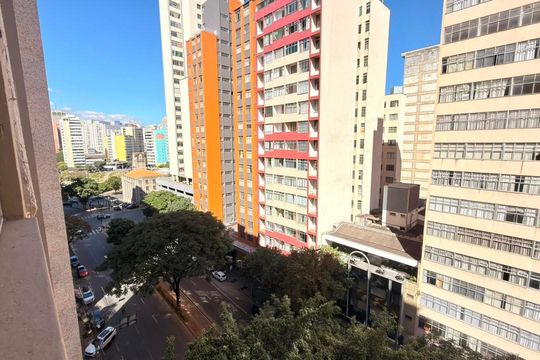 Vista da sala de apartamento para alugar com 1 quarto, 50m² em Centro, Belo Horizonte