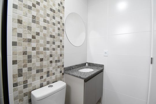 Banheiro de kitnet/studio para alugar com 1 quarto, 26m² em Cajuru, Curitiba