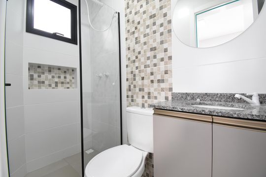 Banheiro de kitnet/studio para alugar com 1 quarto, 26m² em Cajuru, Curitiba