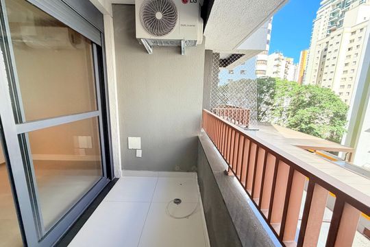 Varanda de kitnet/studio para alugar com 1 quarto, 27m² em Campo Belo, São Paulo