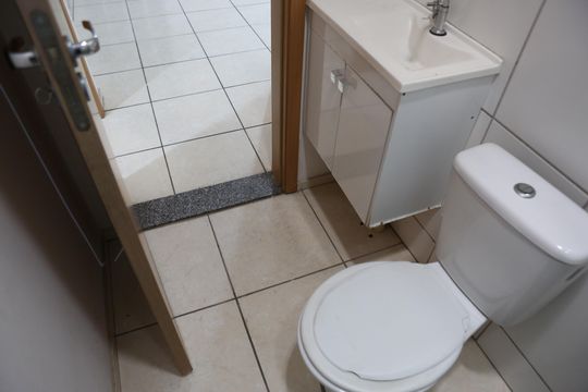 Banheiro de apartamento para alugar com 2 quartos, 45m² em Califórnia, Contagem