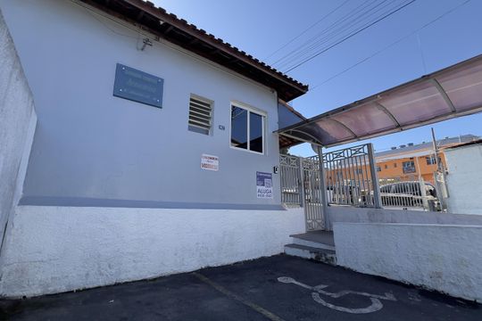 Fachada com placa grande de apartamento para alugar com 2 quartos, 42m² em Vila Nova Bonsucesso, Guarulhos