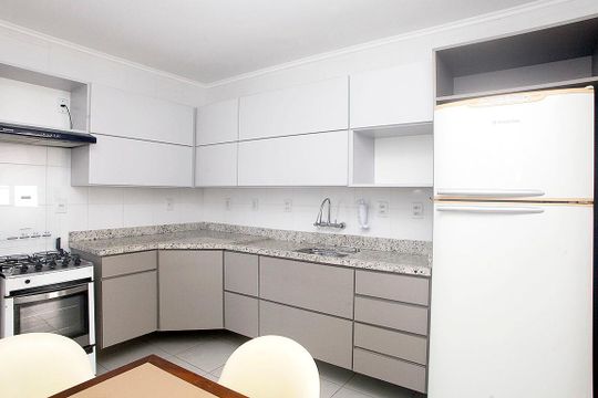 Cozinha + Área de Serviço de apartamento para alugar com 2 quartos, 69m² em Higienópolis, Porto Alegre