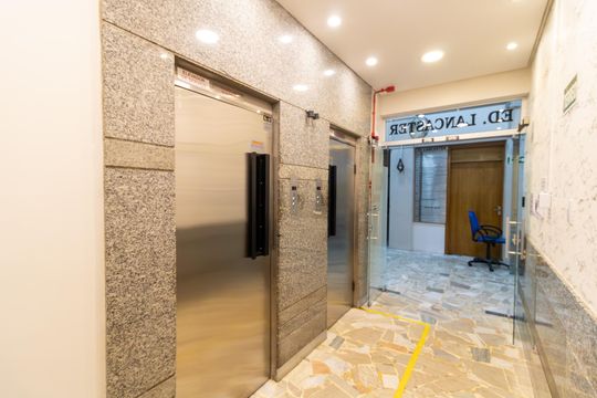 Hall de entrada de apartamento à venda com 2 quartos, 76m² em Centro Histórico, Porto Alegre