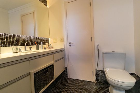 Banheiro da Suíte 01 de apartamento para alugar com 2 quartos, 103m² em Jardim Madalena, Campinas