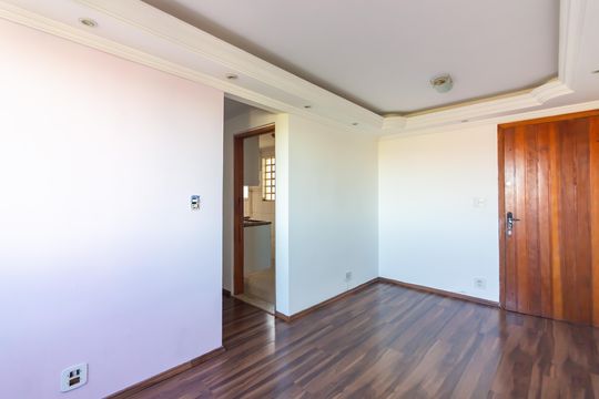 Sala  de apartamento para alugar com 2 quartos, 48m² em Quitaúna, Osasco