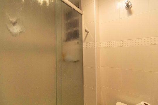 Closet e banheiro da Suíte de apartamento à venda com 2 quartos, 99m² em Vila Mariana, São Paulo