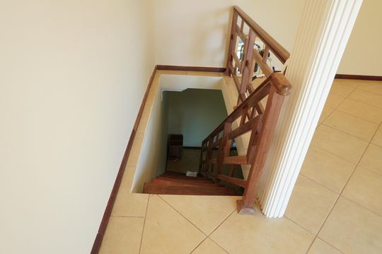 Escada de casa para alugar com 4 quartos, 232m² em Jardim Acapulco, São Carlos