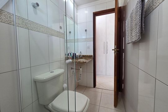 Banheiro da Suíte 2 de apartamento para alugar com 3 quartos, 129m² em Guilhermina, Praia Grande