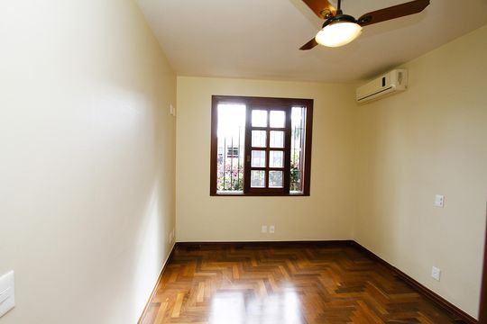 Quarto 1 de casa à venda com 4 quartos, 250m² em Buritis, Belo Horizonte
