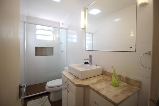 Banheiro de apartamento à venda com 1 quarto, 42m² em Passo D’areia, Porto Alegre