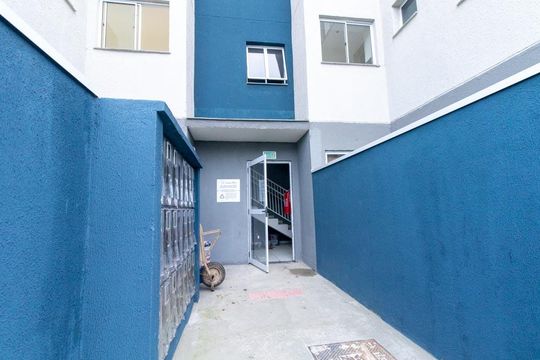 Fachada do bloco de apartamento para alugar com 2 quartos, 44m² em Lamenha Grande, Curitiba