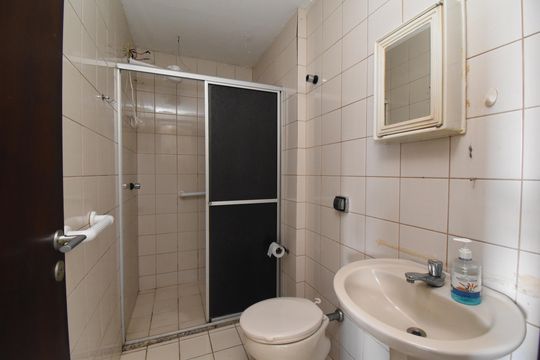 Banheiro de apartamento para alugar com 1 quarto, 35m² em Centro, Curitiba