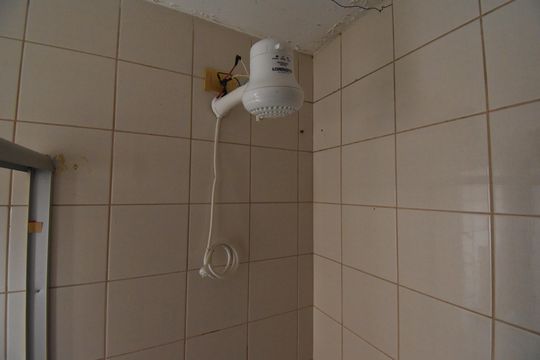 Banheiro de apartamento para alugar com 1 quarto, 35m² em Centro, Curitiba