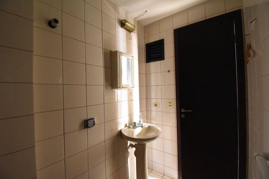 Banheiro social de apartamento para alugar com 1 quarto, 35m² em Centro, Curitiba