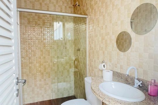 Banheiro externo de casa de condomínio para alugar com 3 quartos, 91m² em Jardim Isis, Cotia